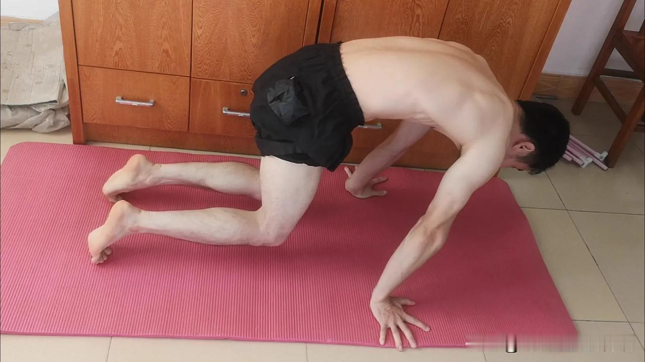 中年大叔日常健身锻炼
跪姿半撑维持，让手臂和背部肌肉得到锻炼，提升耐力，提升力量