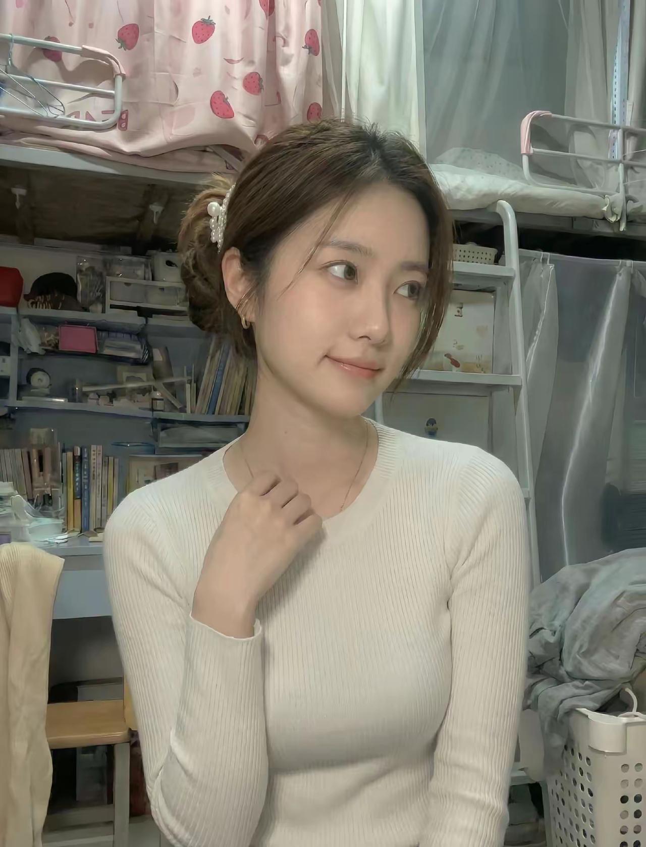 宿舍里的温柔瞬间，简单穿搭也藏着少女的清甜与美好。