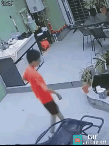 红衣男孩不惹事，但也不怕事。红衣男孩站起来后，没有一丝丝的犹豫，
       