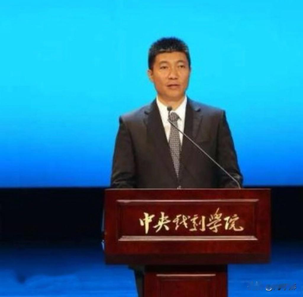 “校座”郝戎的“戏”终于落幕了！
这位“70”后，毕业于中央戏剧学院表演系，是这