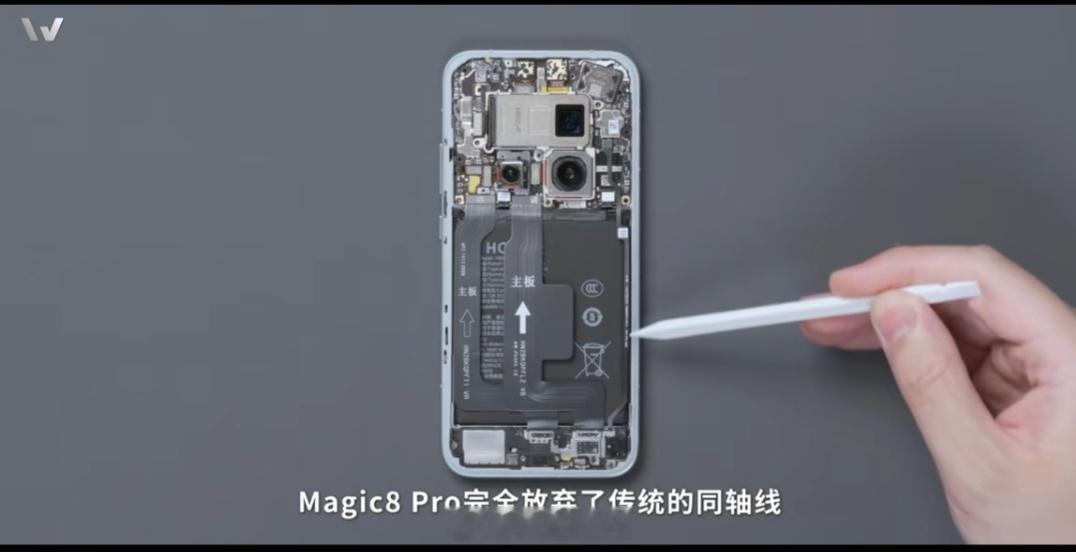 在当前的旗舰机型中，传统的同轴线设计已逐步淘汰，取而代之的是集成度更高、性能更好