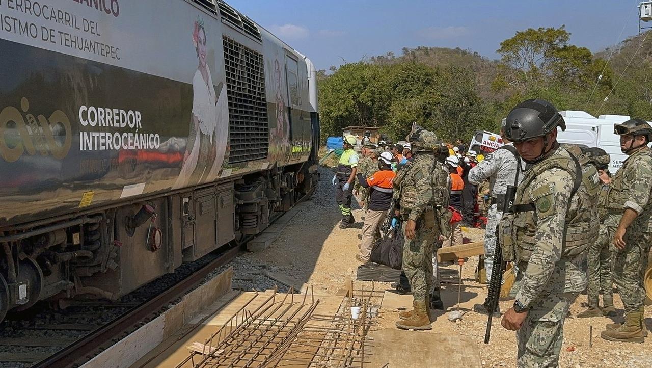 事发地，墨西哥，一列载有250人的火车部分脱轨，已造成13人死亡，98人受伤。该