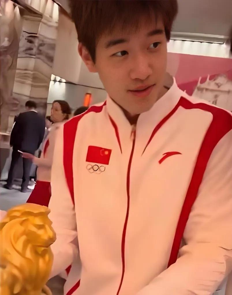 潘展乐这小子可太有趣了。

他看到候志慧面前那狮子王造型的点心，眼都不眨一下，直