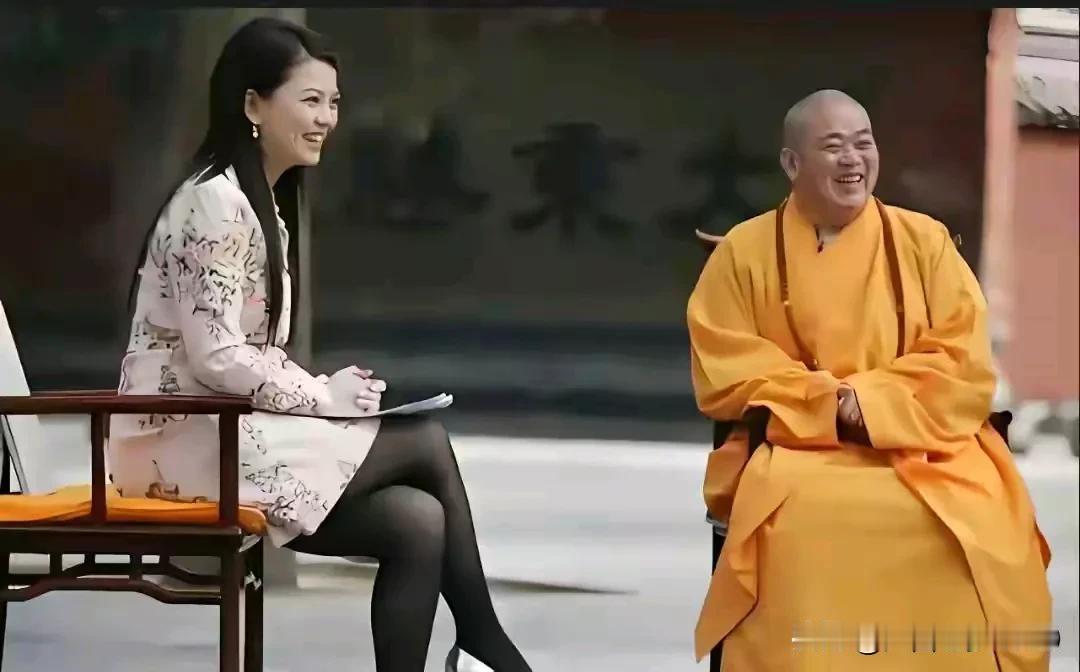 面对大美女李湘的短裙加上黑丝和高跟鞋，方丈大师竟然能做到目不斜视，心如止水，不知