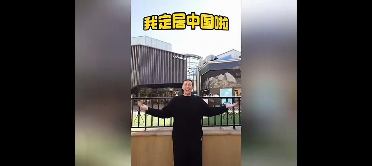 这个家伙去年来中国逛了好几个月，中国人民是热情款待，好吃好喝好玩。最后是流着两行