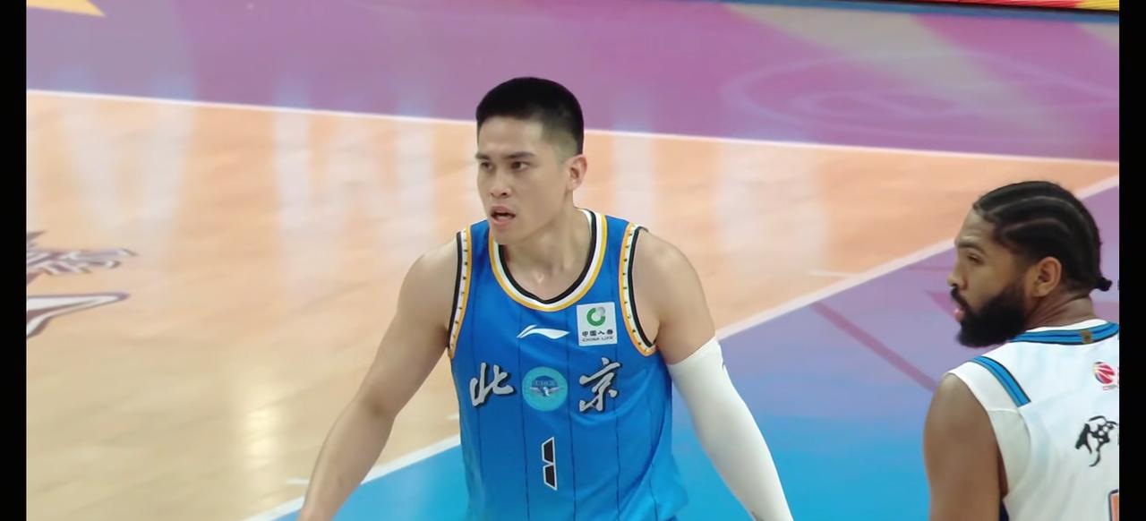 12月15日晚的CBA焦点之战，北京北汽队以27分的巨大优势战胜新疆男篮，赢得相