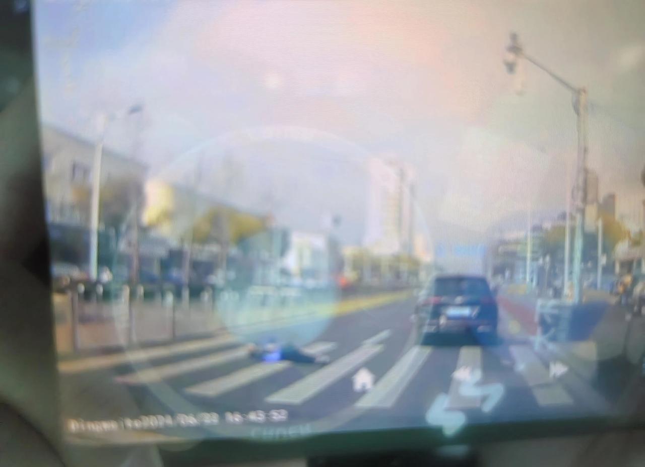 虽然碰瓷的很多，但是我还是心软了
大冬天老人倒在路中间真的于心不忍，虽然碰瓷的新