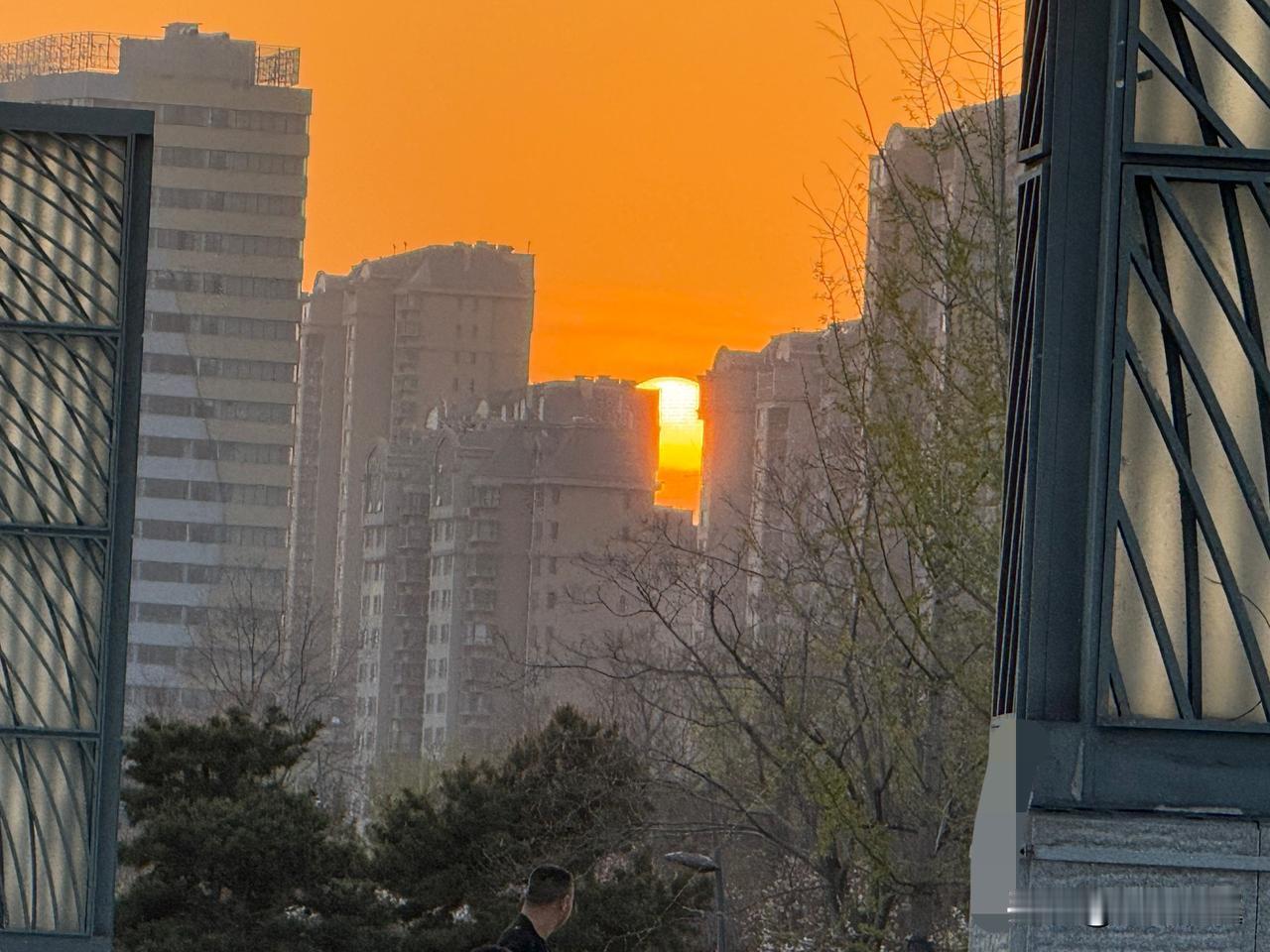 【小对联】
上：……？
下：晚年。
