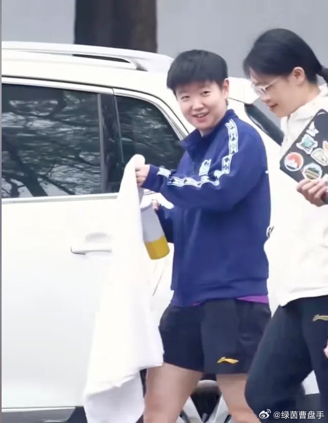 孙颖莎开心下训首先我们可以看到，孙颖莎在下训之后，整个人的状态非常不错，在和队友