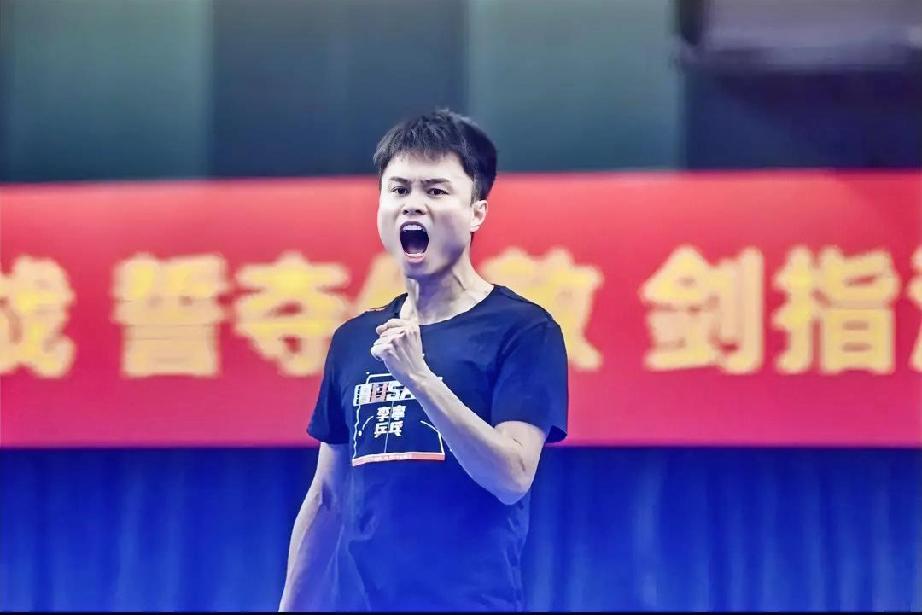 选拔赛周启豪拔得头筹，获伦敦百年世乒赛第三人资格！
比赛首轮向鹏3-2徐英彬，为