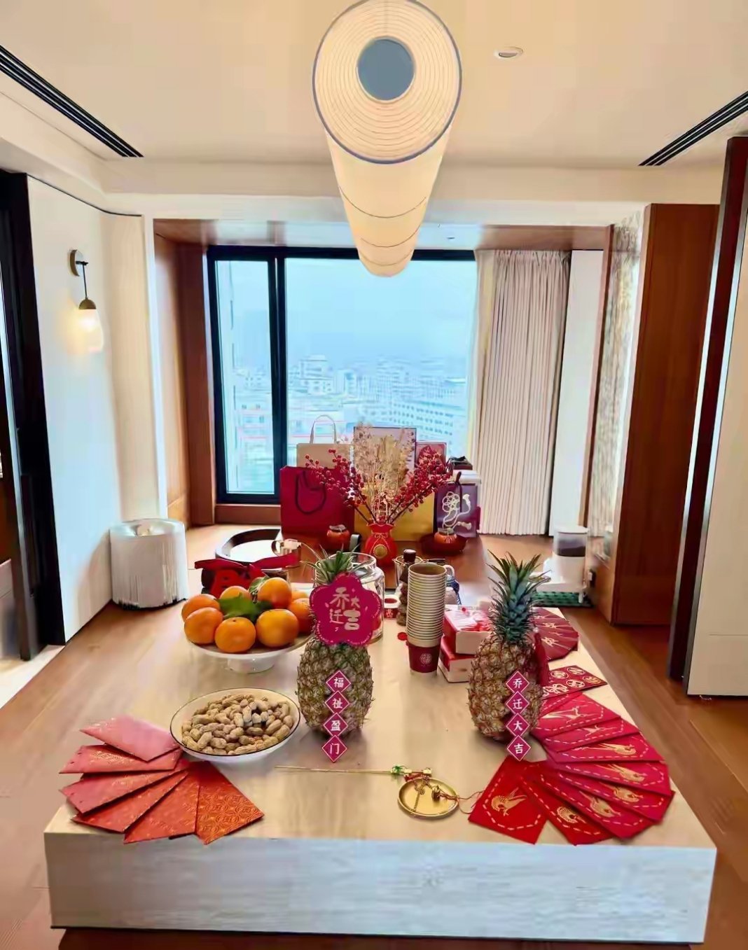 杨采钰现身福建顶级豪门乔迁宴，家庭地位与婚后生活一目了然，这步棋走得确实高明。 