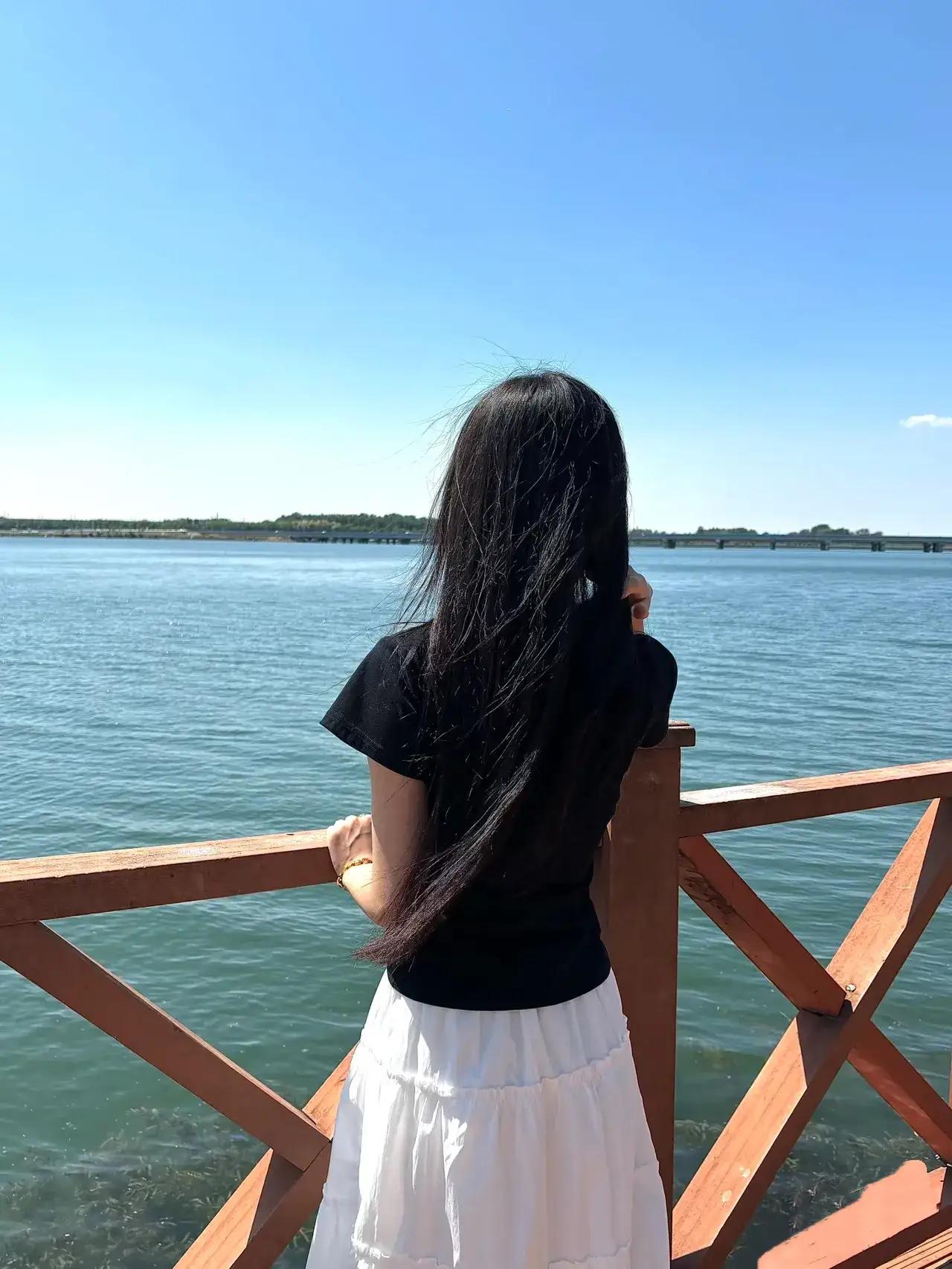 总在某个晚风沉静的黄昏
无端撞进年少的时辰
那时阳光总格外温柔
校服衣角漫着干净