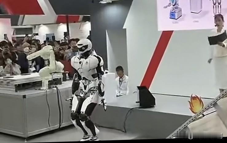 你能想象吗？科技世界正在上演一场惊人的“机器人风云”！瞧，日本推出个用椅子辅助、