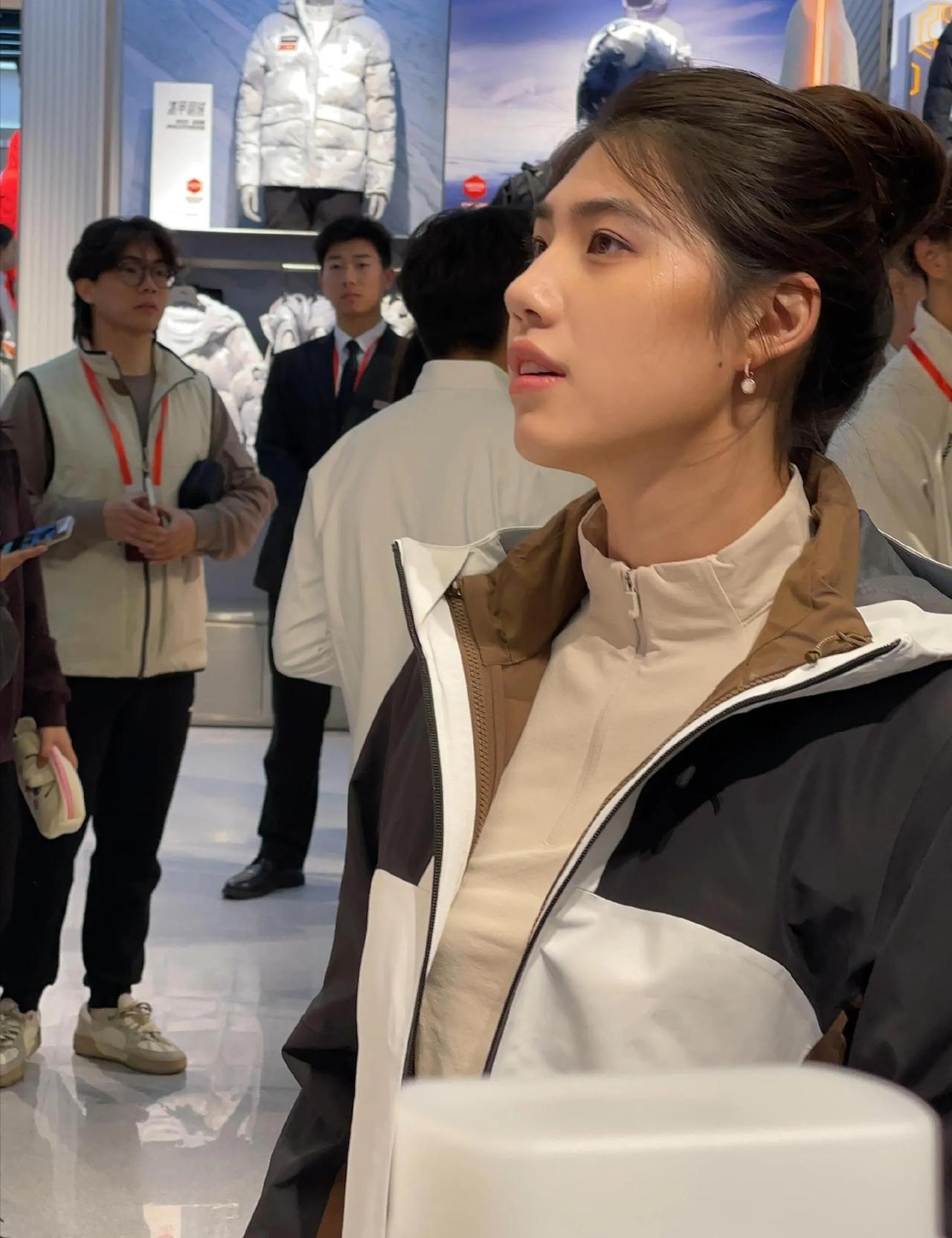 这张拍摄于某服装店里的照片真是太有质感了。这柔美的侧颜和五官线条。感觉比正脸拍的