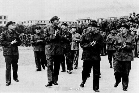 “五一三”事件中的肖华1967年是一个多事之秋。那年1月，爆发了上海“一月风暴”