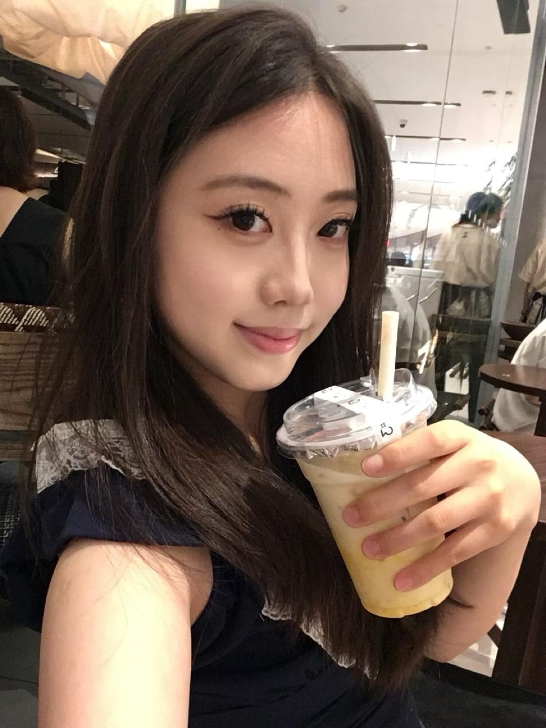 抱歉 我的穿搭 我枯燥的头发 眼角的黑眼圈 不开心烦闷的性格 你不喜欢...