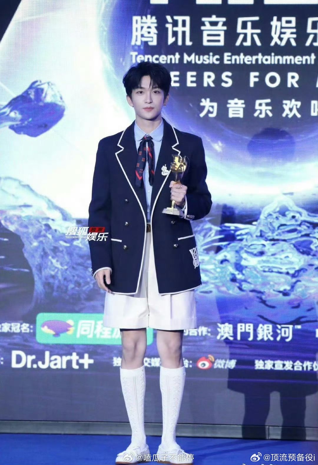 周深、刘宇、黄子弘凡三位实力歌手TMEA红毯造型🈶 ​​​ 来看看最pick谁