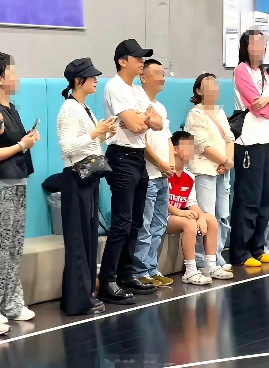 邓超孙俪看儿子篮球比赛邓超孙俪看等等篮球比赛 等等都这么大了啊，时间真快，小伙子