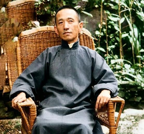 1948年11月13日深夜，陈布雷在南京颐和路寓所吞下整瓶安眠药，次日午后才被发