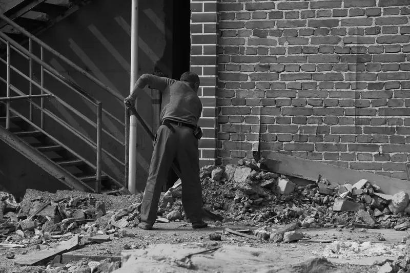 现在有些老板真是离谱，工人辛辛苦苦干活，连饭都不给吃，这还怎么让人好好工作？作为