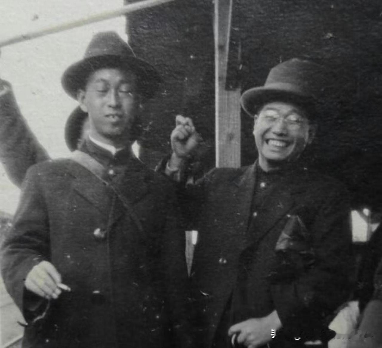 1948年4月18日，地下党员李维嘉接完头，正要回家，一个小姑娘却偷偷朝他摆手，