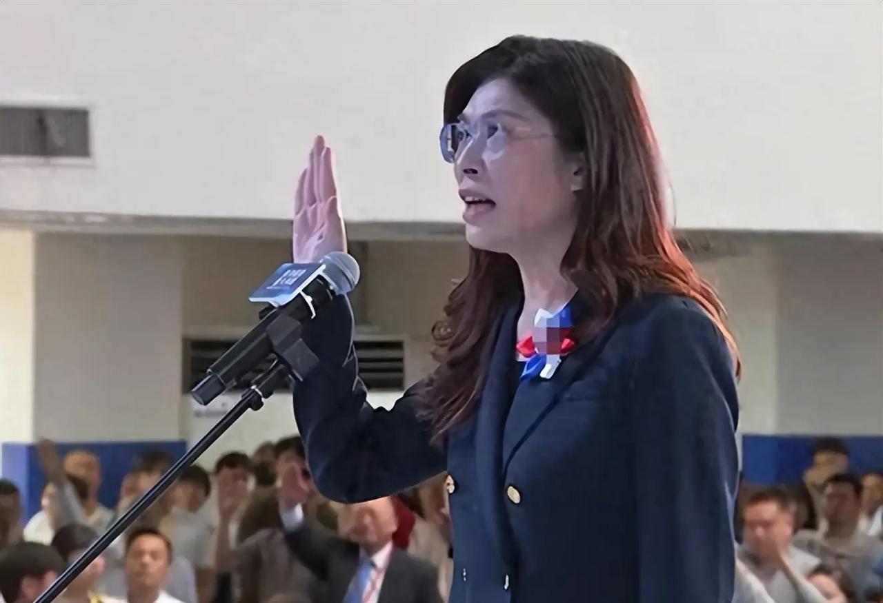 郑丽文在接受外媒专访时表示，“不会放弃用武力守护台湾的决心”，但她强调，两岸和平