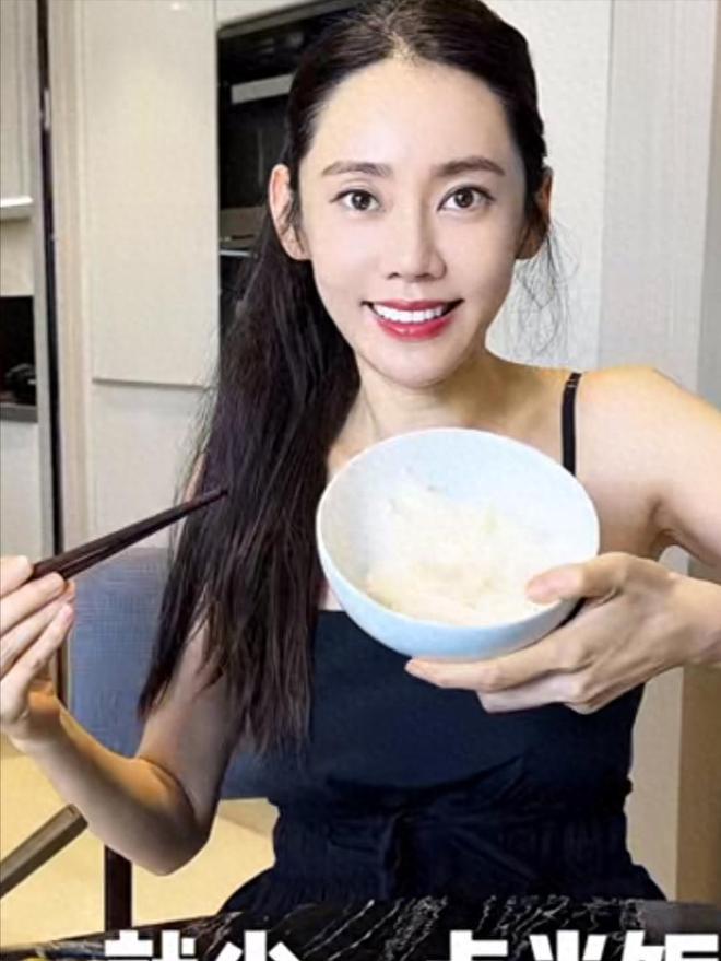 秋瓷炫分享新美食视频，黄豆芽拌饭配大酱汤诱人十足。儿子大海亮相打招呼，中文进步显