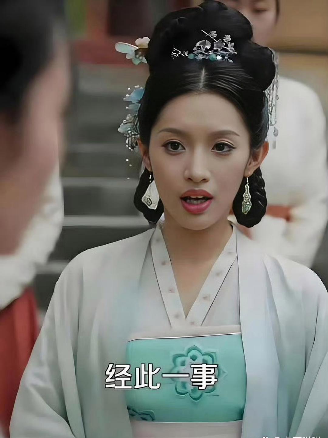 短剧播出没审核吗啊？这也太明显的穿帮了…把手机放在胸前了都 ￼￼ 