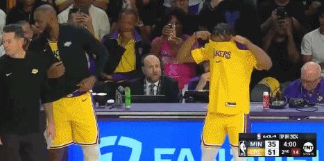 NBA常规赛历史首次父子同台！虽迟但到，在湖人与森林狼比赛次节还剩4分钟，湖人领