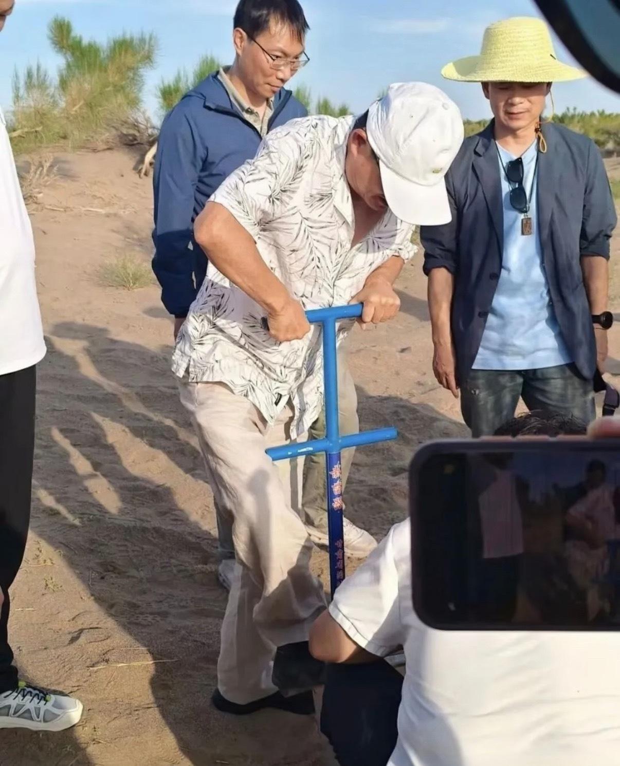 马云现身甘肃民勤，亲手体验种梭梭，品尝民勤西瓜和蜜瓜。 