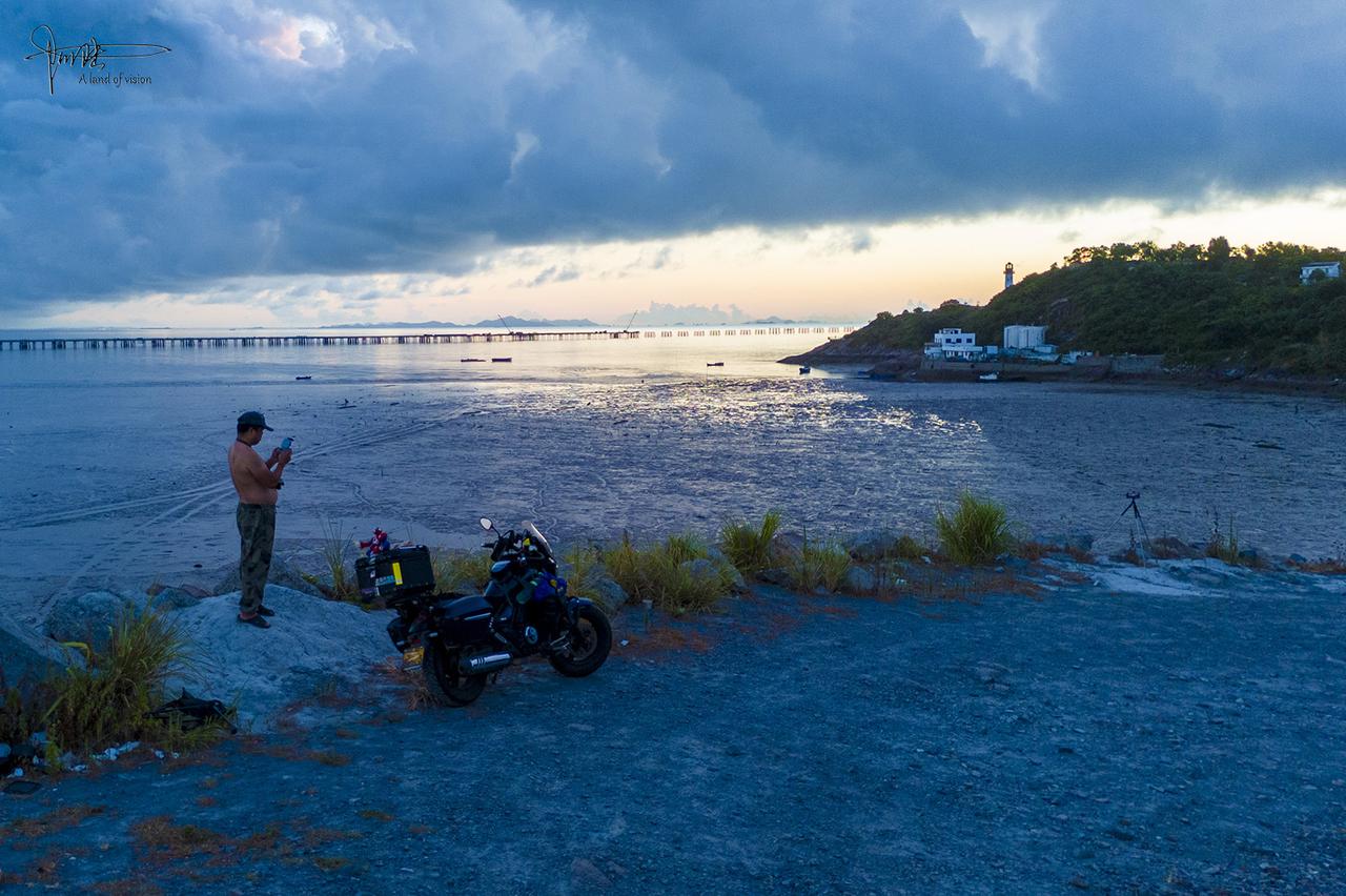 今年秋天的第一场露营，在海边，但还是太热啦！！
谁知道这是哪里？