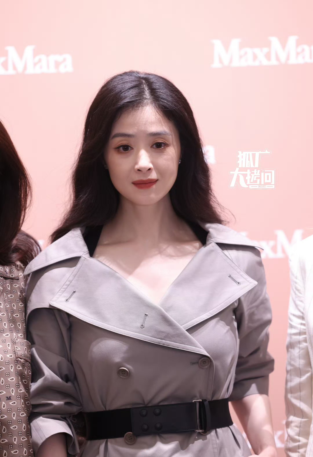 蒋欣今日线下活动直拍，浅咖色风衣好知性