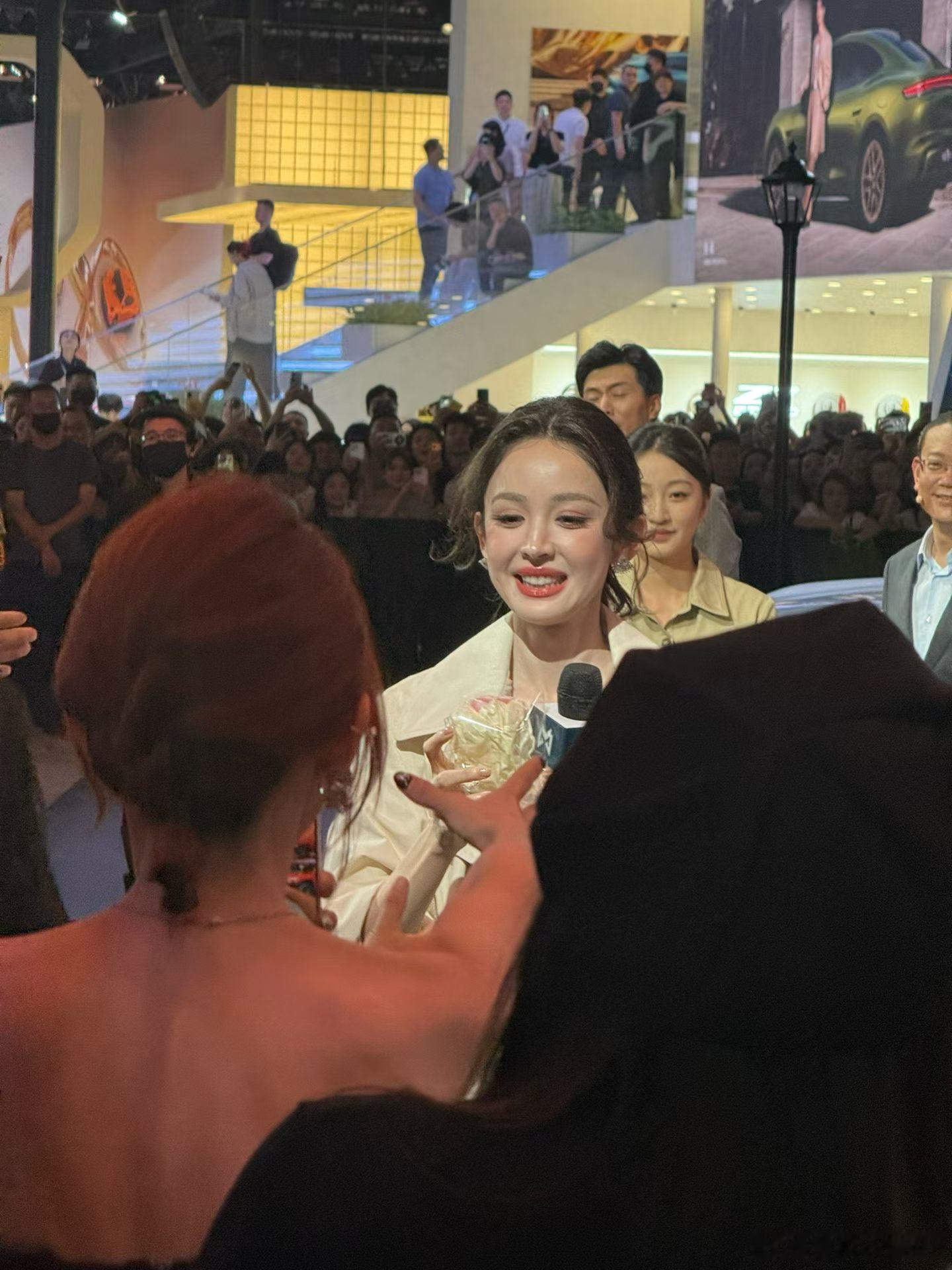 太美了娜扎猛士挺会找呀古力娜扎猛士汽车成都车展