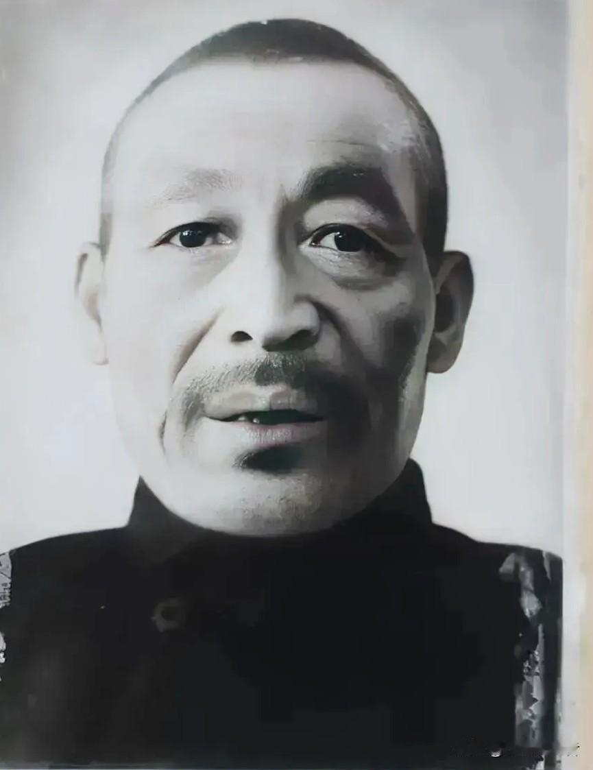 1949年，杀了3000多名红军的韩起功逃入祁连山，解放军搜寻多日无果，这时，一