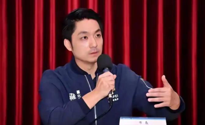两蒋的棺材在台湾放了五十多年，都没能入土为安，蒋家后人都想自费迁回大陆安葬了，身