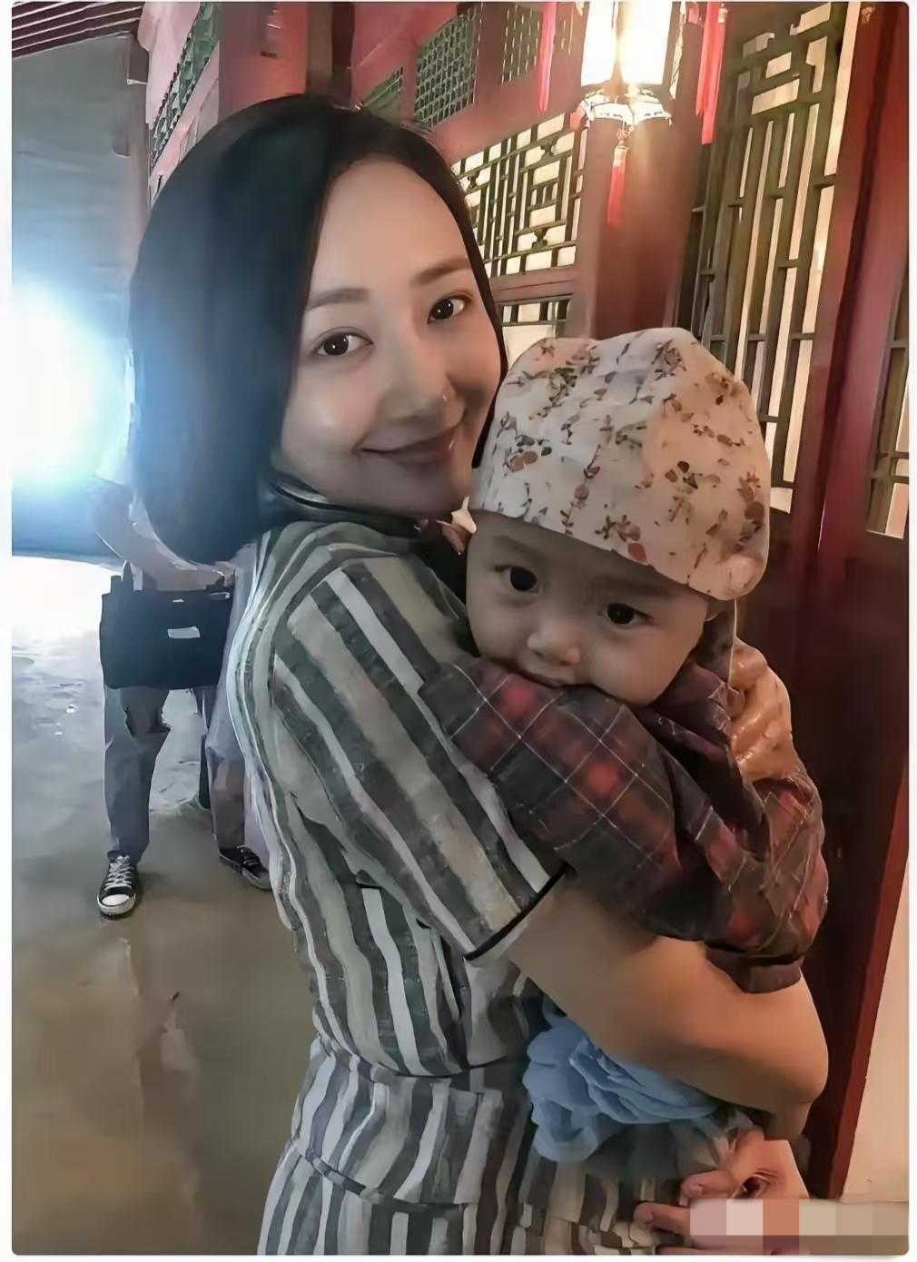 我朋友是明星助理，
她跟我说了句大实话，
像王鸥这样，44岁了，想要个孩子，又不