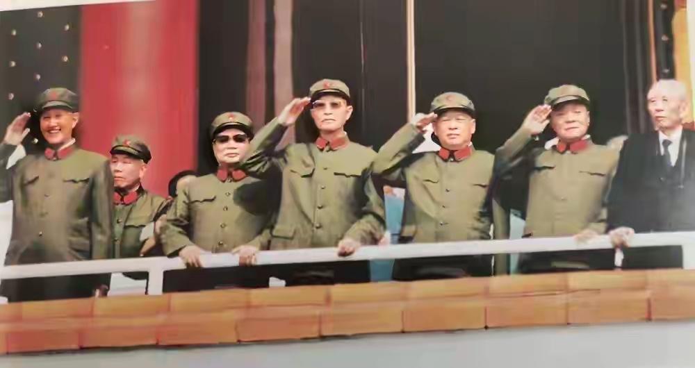 开国将帅们的珍贵大合照，如果你能认出三位，历史绝对相当不错！
