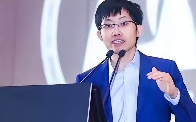 不到一年，被捧上神坛的“英雄”成了“人人喊打的过街老鼠”，国家是时候出手管管AI