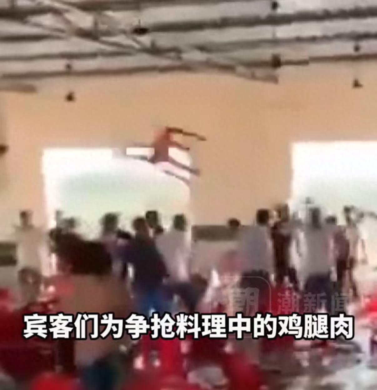 离谱到家了！印度一场婚礼，宾客们为了一盘鸡腿肉，直接抄起椅子砸了宴会现场！好好的