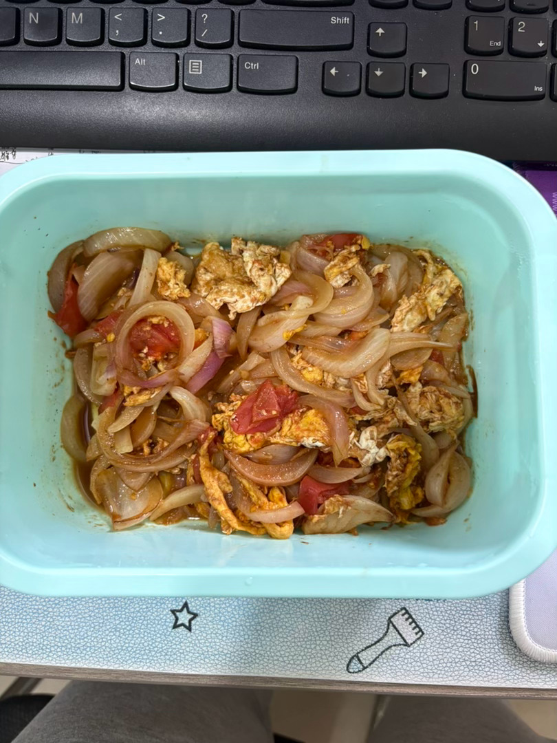 今天的午餐，洋葱炒鸡蛋