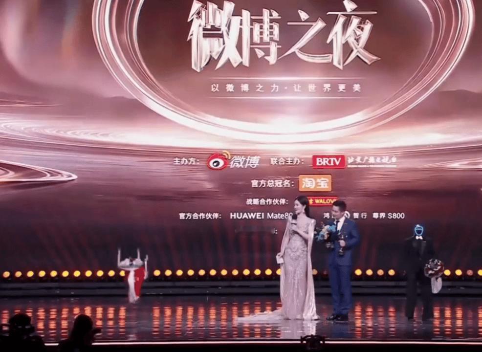 谢娜被机器狗翻身吓了一跳微博之夜名场面🈶️！机器狗登台突然翻身吓到谢娜惊呼，尼