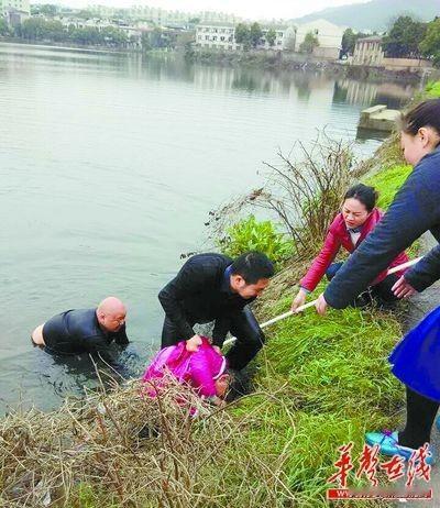 2岁教授冰湖跳水救女童，一幕画面让众人泪崩
 
那天下午，湖南师大美院教授段江华