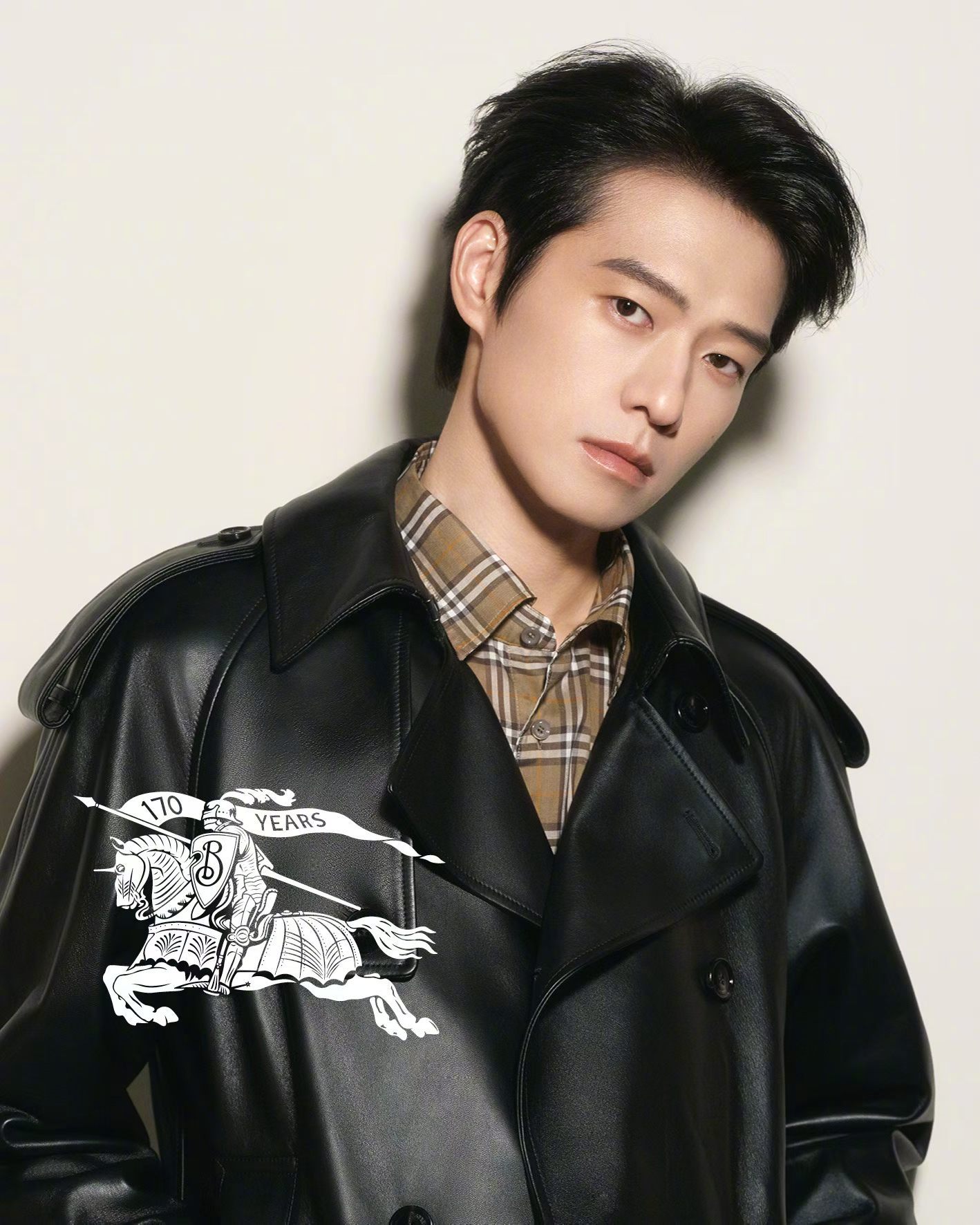 魏大勋 官宣Burberry彩妆代言人，黑色皮衣配格纹衬衫，俊逸摩登的英伦型男。