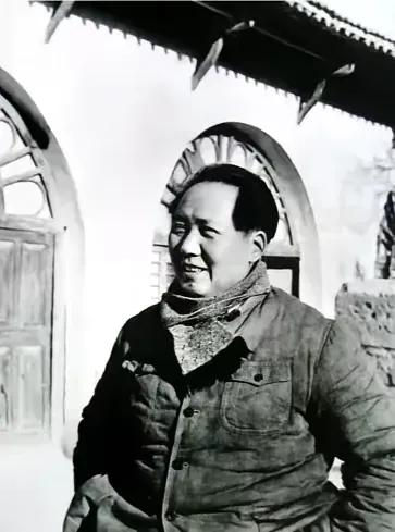 换位照像
        转战陕北期间， 一次，住在小河村时，部分中央领导同志举