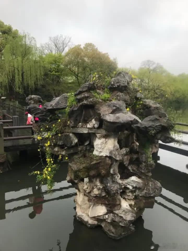 成龙17岁时，总喜欢去夜总会找9号美女谈人生，一次他去找9号的时候，却发现她与梁