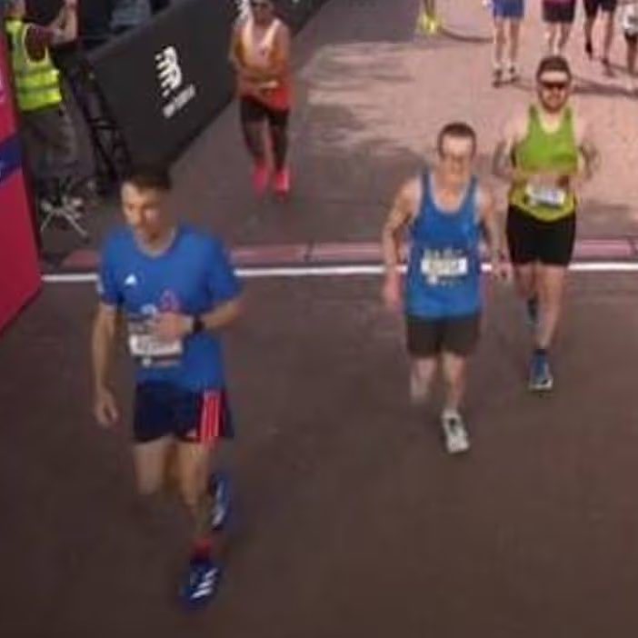 前阿森纳球员阿隆·拉姆齐以3小时30秒的成绩完成了2026年伦敦马拉松。拉姆塞跑