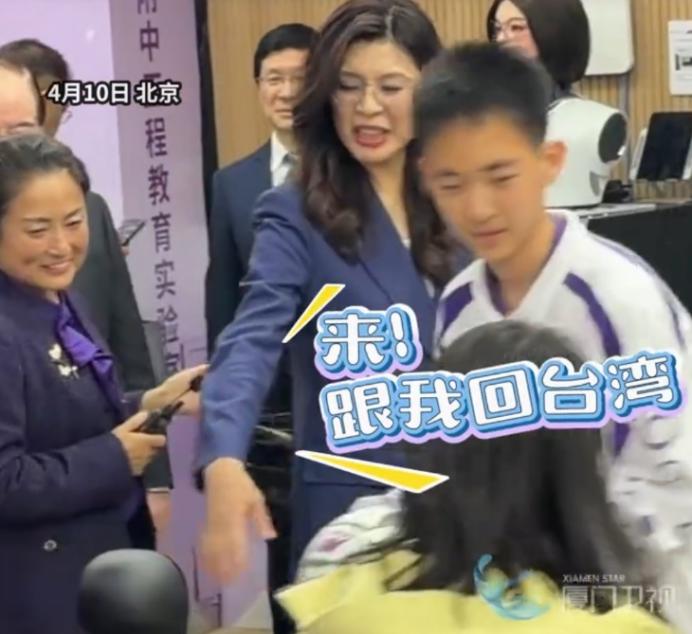 4月10日，中国国民党主席郑丽文刚在北京结束正式会面，转头就带着访问团走进了清华