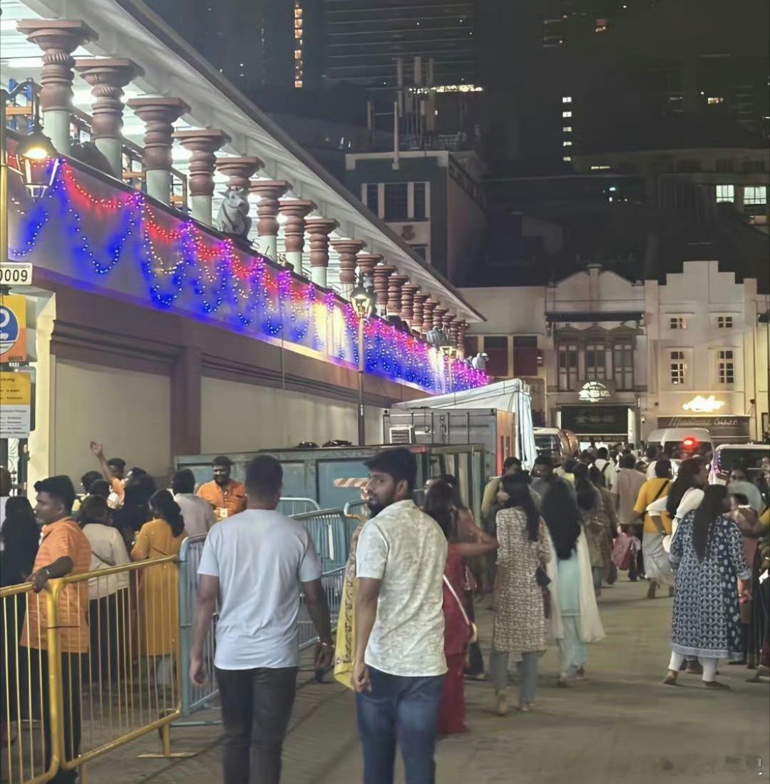 你没看错，这就是新加坡街头。印度阿三多到已经让人喘不过气来。