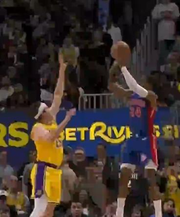 一不小心把詹金斯看成詹姆斯！
全场砍下30分4篮板8助攻，关键一攻太亮眼。
当时