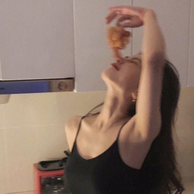 “  没有人在意你身份证上多少岁，  你看上去多少岁，就是多少岁。”   